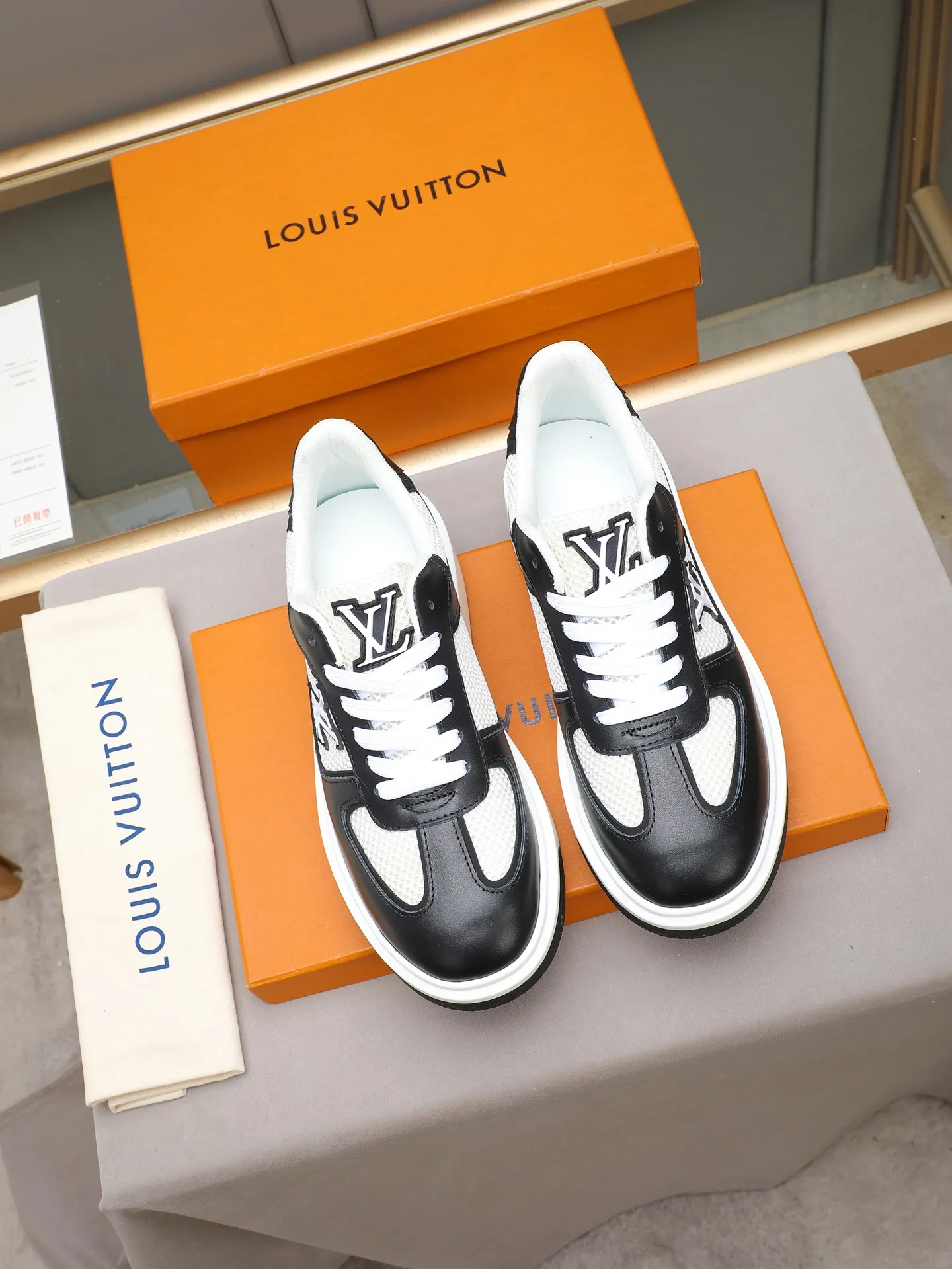 Men's shoes 💰460 New men's shoes LV fashion trend Made of first-layer calfskin➕breathable mesh lining! The foot feels super comfortable and the workmanship is impeccable. Foam ultra-light outsole, size: 38-44 (45 customized) 2 colors to choose from!
